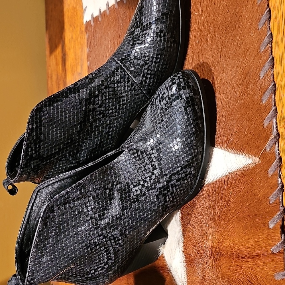 Snakeskin bootie Olivia Miller 8
